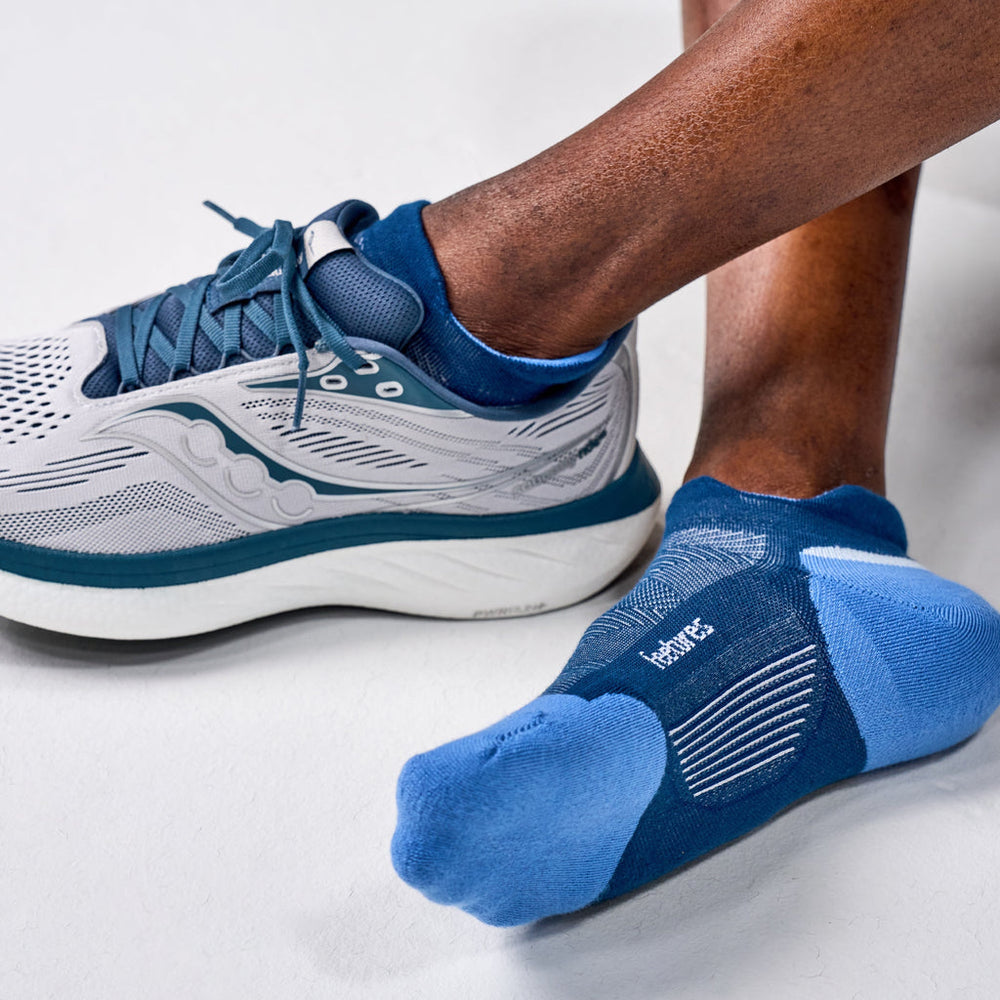 Feetures! Brand Socks Elite Max Cush Nst in BLU/WAV